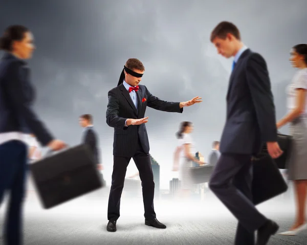 Businessman in blindfold among group of — Stock Photo, Image