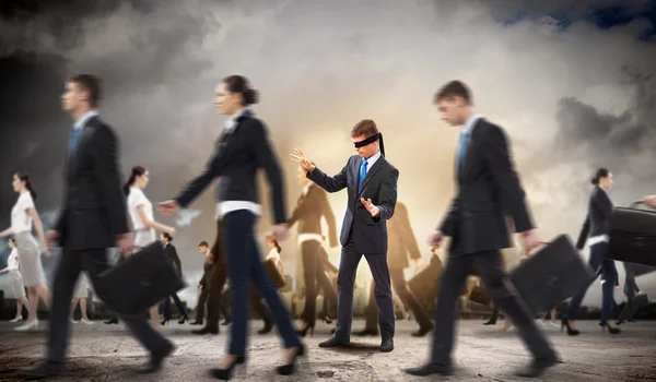 Businessman in blindfold among group of — Stock Photo, Image