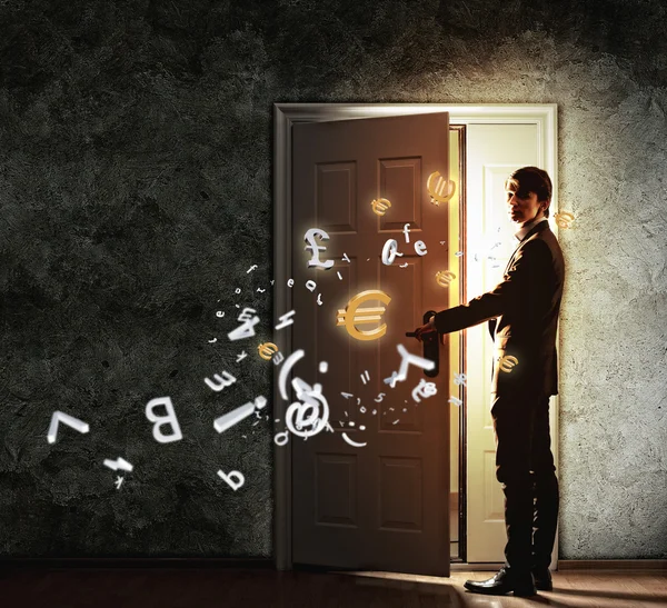 Young businessman opening door — Stock Photo, Image