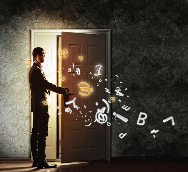 Young businessman opening door — Stock Photo, Image