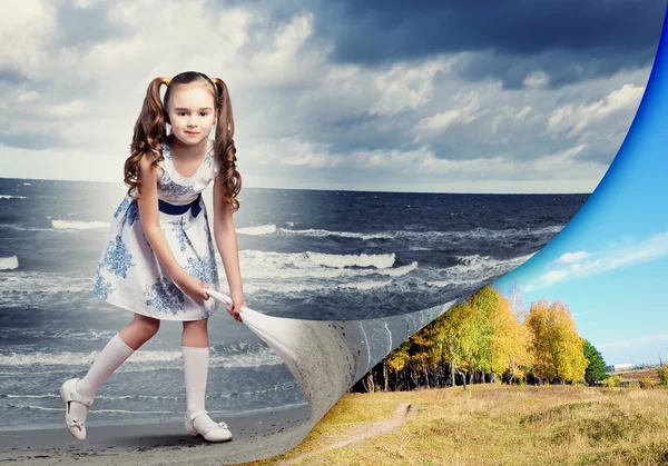 Little girl turning page — Stock Photo, Image