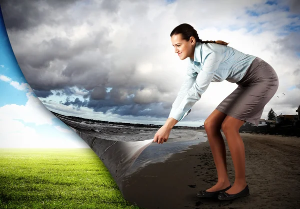 Mujer cambiando la realidad — Foto de Stock