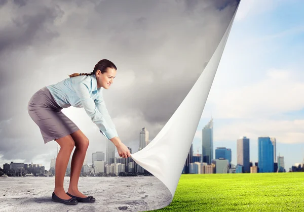 Mujer cambiando la realidad — Foto de Stock