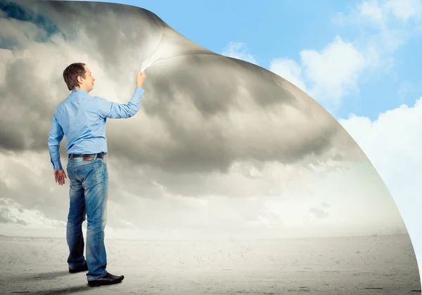 Hombre adulto cambiando la realidad — Foto de Stock