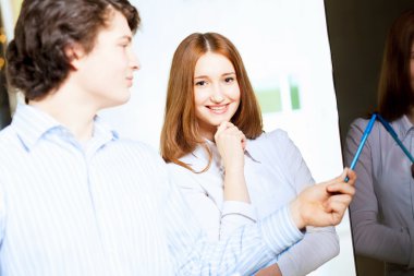 gülümseyen iki öğrenci