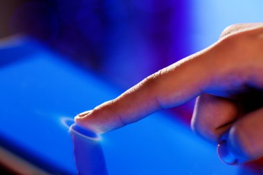 ekrana dokunma parmak