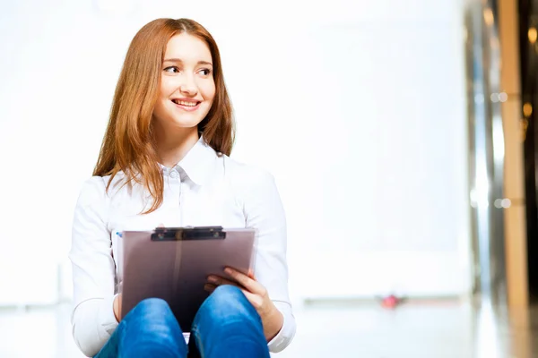 Junge Frau in lässiger Kleidung — Stockfoto