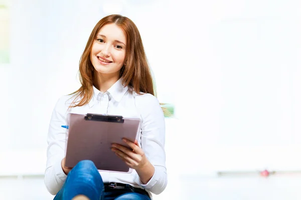 Mujer joven en casual — Foto de Stock