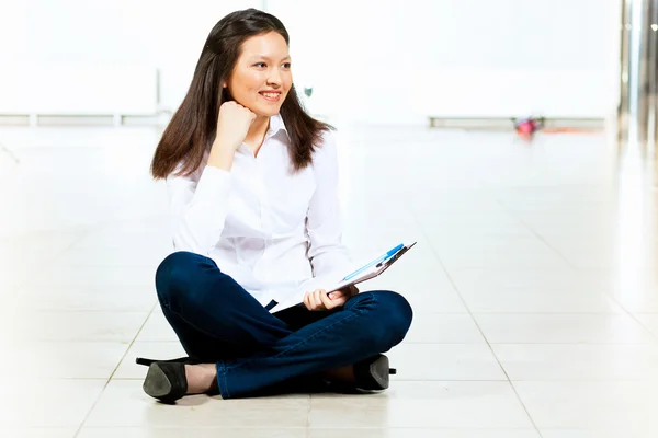 Giovane donna asiatica in casual — Foto Stock