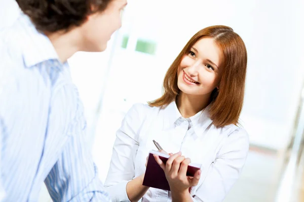 Dois estudantes sorrindo — Fotografia de Stock