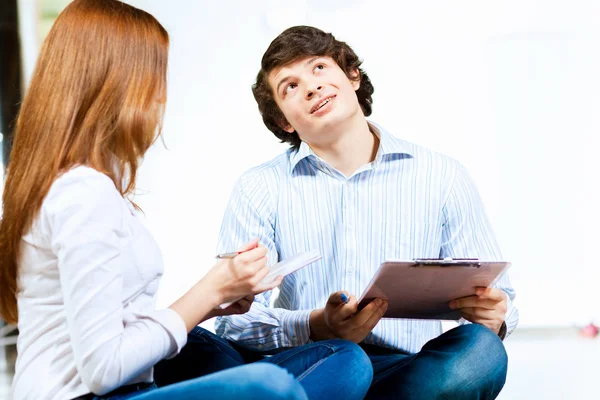 Dois estudantes sorrindo — Fotografia de Stock