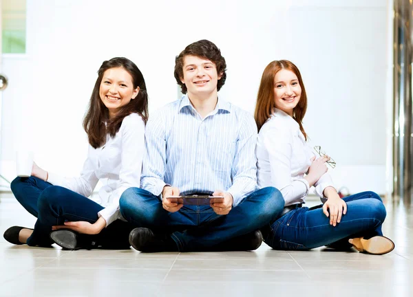 Tres estudiantes sonriendo —  Fotos de Stock