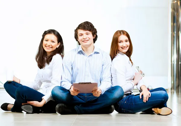 Três estudantes sorrindo — Fotografia de Stock
