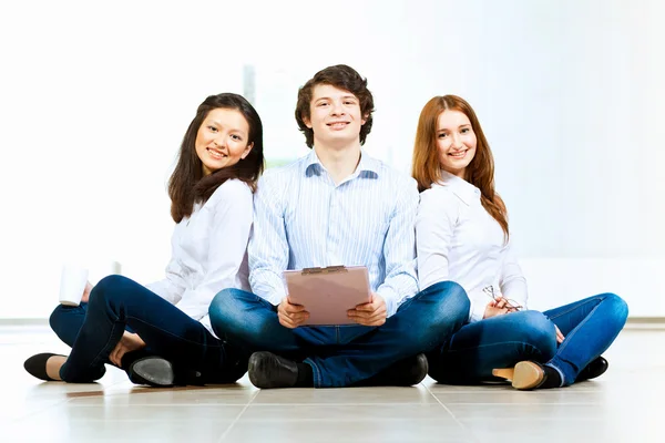 Mosolyogva három diák — Stock Fotó