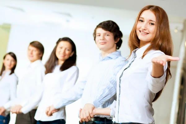 Cinq étudiants souriants — Photo