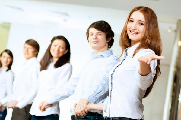 Cinq étudiants souriants — Photo