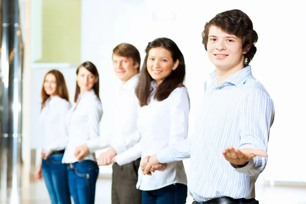 Cinco estudantes sorrindo — Fotografia de Stock