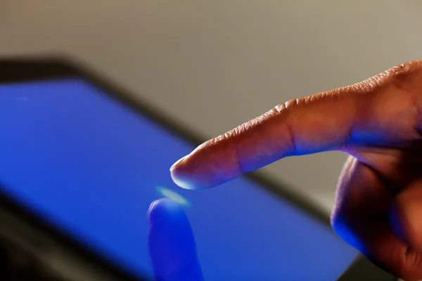 Prst dotýká obrazovky — Stock fotografie