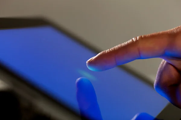 Пальцем, торкаючись екрана — стокове фото
