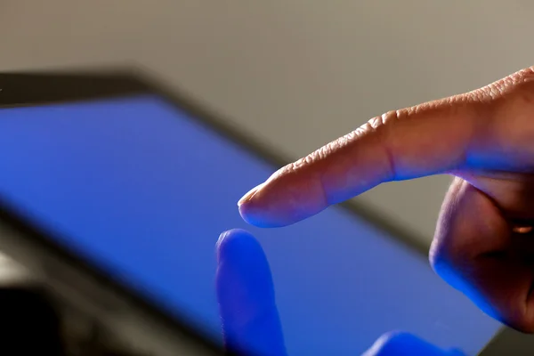 Touchscreen mit dem Finger — Stockfoto