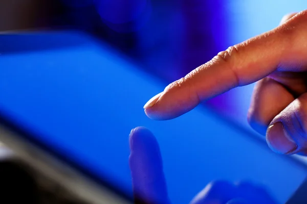 Touchscreen mit dem Finger — Stockfoto