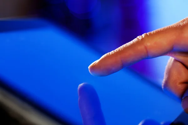 Touchscreen mit dem Finger — Stockfoto