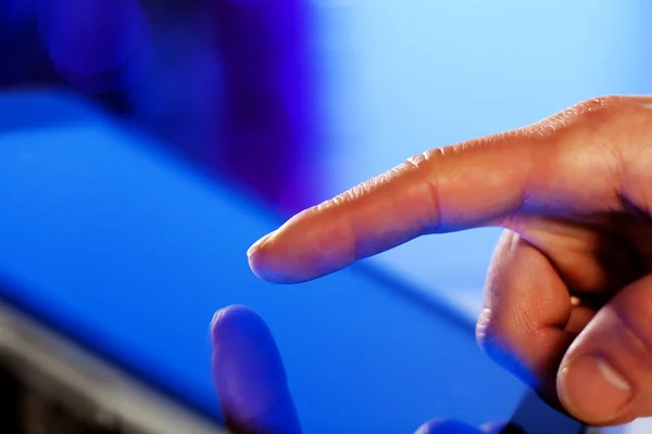 Touchscreen mit dem Finger — Stockfoto