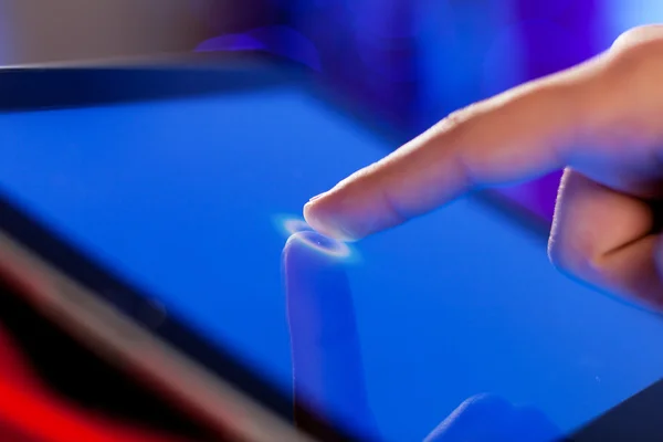 Touchscreen mit dem Finger — Stockfoto