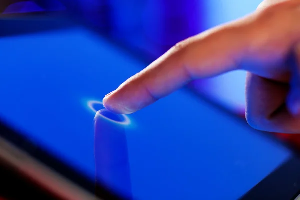 Touchscreen mit dem Finger — Stockfoto