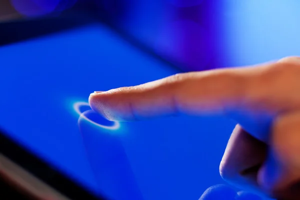 Touchscreen mit dem Finger — Stockfoto