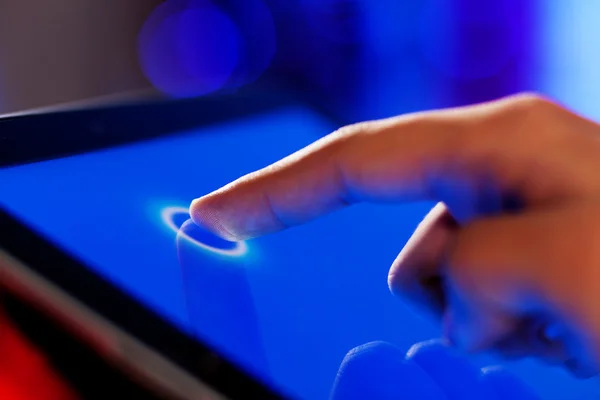 Prst dotýká obrazovky — Stock fotografie