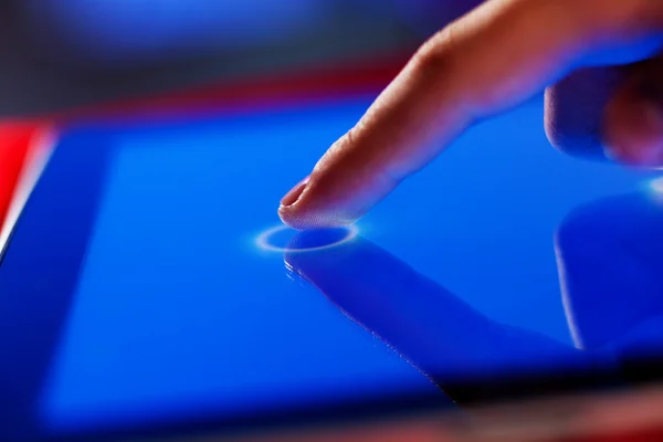 Touchscreen mit dem Finger — Stockfoto