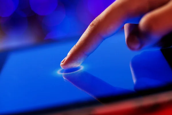 Пальцем, торкаючись екрана — стокове фото