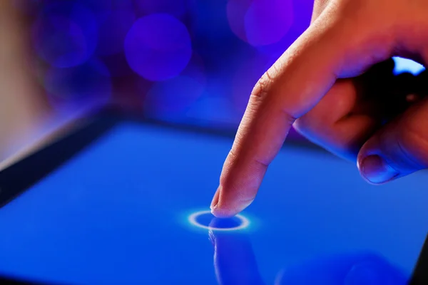 Touchscreen mit dem Finger — Stockfoto