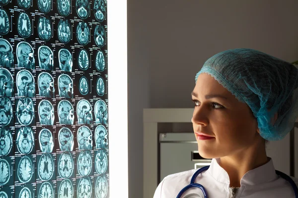 Kvinna läkare undersöka röntgen — Stockfoto