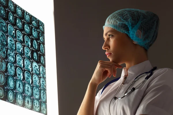 Femme médecin examinant les rayons X — Photo