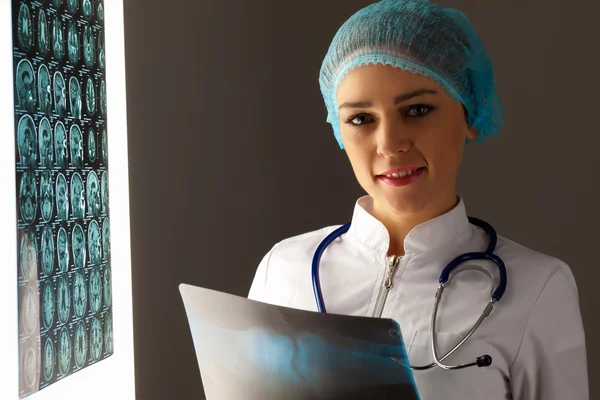 Woman doctor holding x-ray — Stock Photo, Image