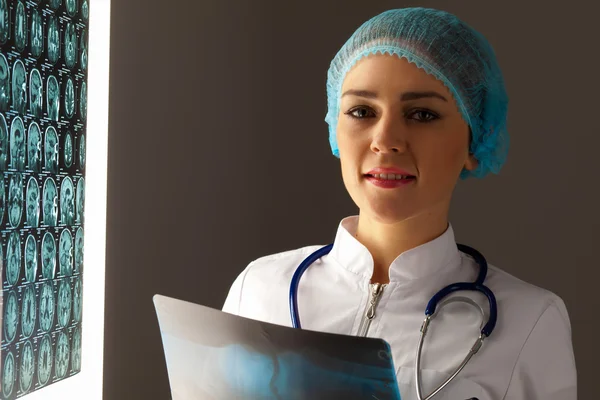 Женщина-врач проводит рентген — стоковое фото