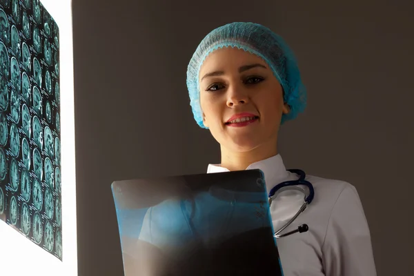 Woman doctor holding x-ray — Stock Photo, Image