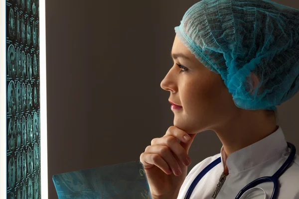 Woman doctor examining x-ray — Stock Photo, Image