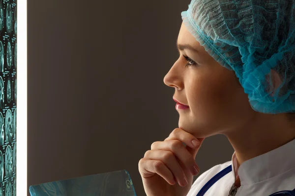 Woman doctor examining x-ray — Stock Photo, Image