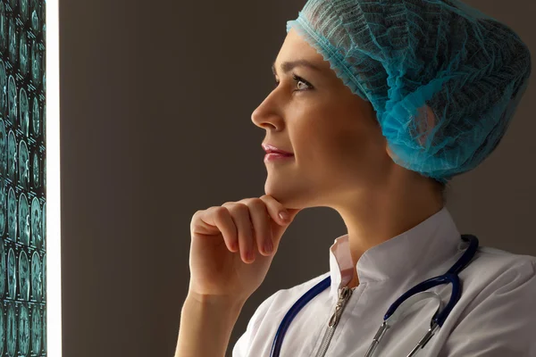 여자 의사는 x 선 검사 — 스톡 사진
