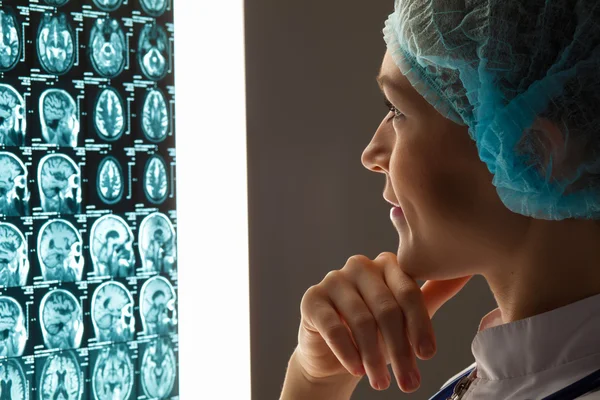 Woman doctor examining x-ray — Stock Photo, Image