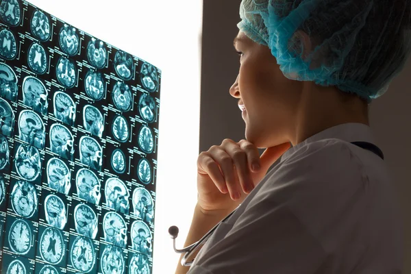 Woman doctor examining x-ray — Stock Photo, Image