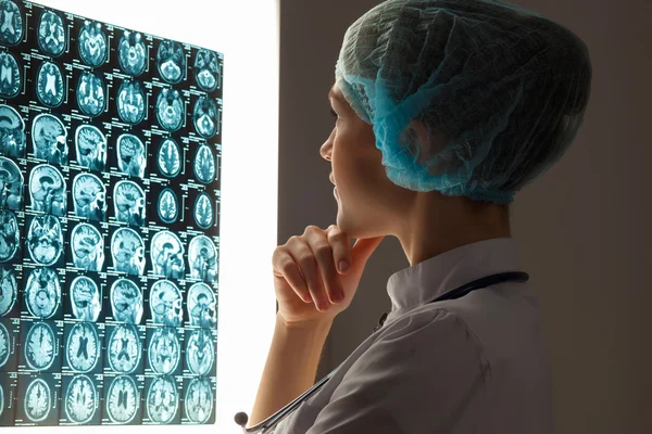 Kvinna läkare undersöka röntgen — Stockfoto