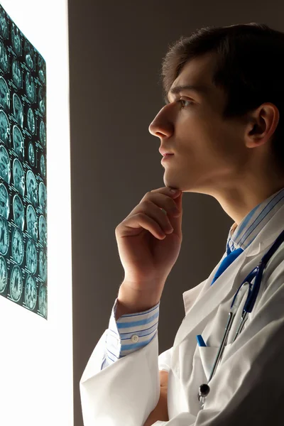 Homem médico olhando para raio-x — Fotografia de Stock