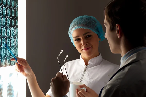 Dos doctores examinando los resultados de rayos X — Foto de Stock