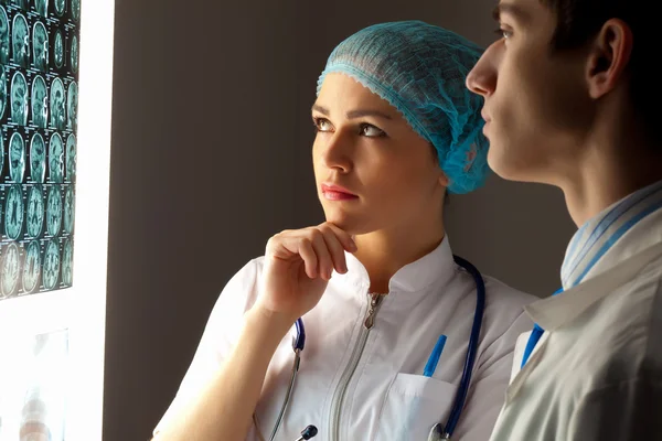 Dos doctores examinando los resultados de rayos X — Foto de Stock