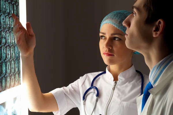 Dos doctores examinando los resultados de rayos X — Foto de Stock