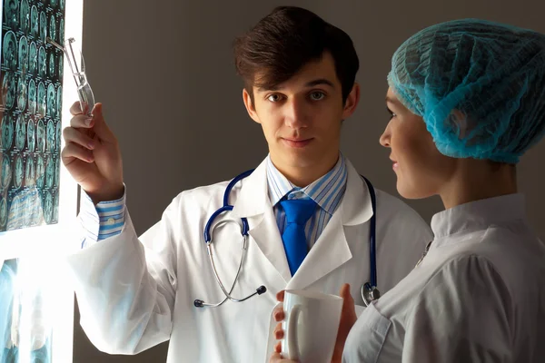 Dois médicos examinando os resultados do raio-x — Fotografia de Stock